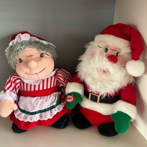 Santas workbech dancing and singing Mrs santa claus and Mr santa
